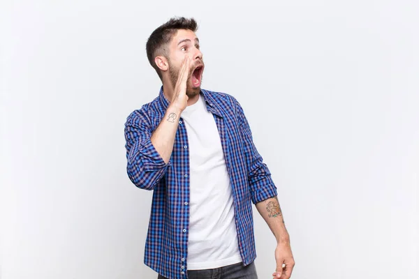 Young Handosme Man Yelling Loudly Angrily Copy Space Side Hand — Stock Photo, Image