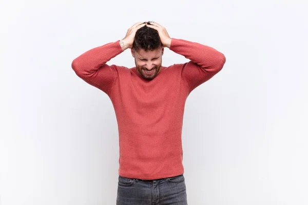 Jeune Homme Handosme Sentant Stressé Frustré Levant Les Mains Tête — Photo