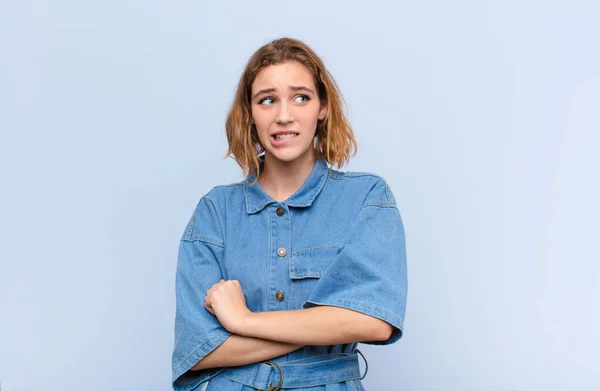 Joven Rubia Dudando Pensando Mordiendo Labio Sintiéndose Insegura Nerviosa Buscando — Foto de Stock