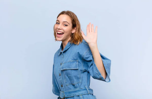 Ung Blond Kvinna Ler Glatt Och Glatt Viftar Hand Välkomnar — Stockfoto