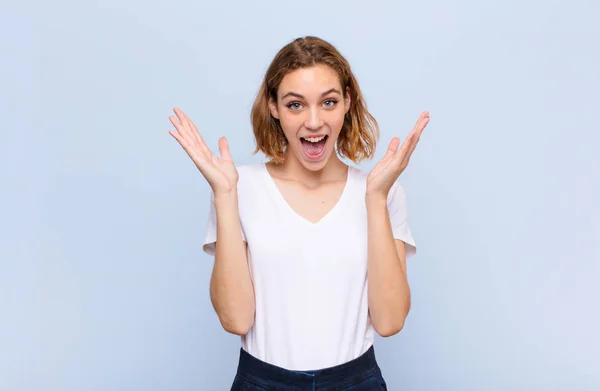 Mujer Rubia Joven Mirando Feliz Emocionado Sorprendido Con Una Sorpresa —  Fotos de Stock