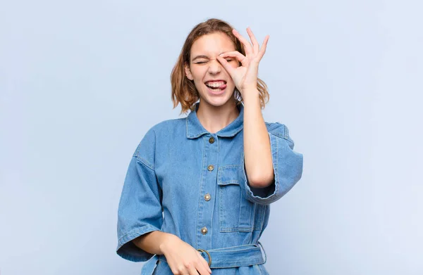 Joven Mujer Rubia Sonriendo Felizmente Con Cara Divertida Bromeando Mirando — Foto de Stock