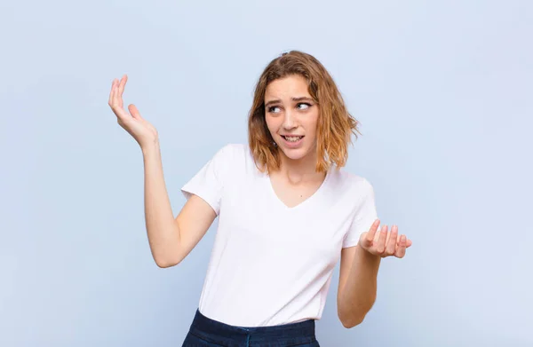 Junge Blonde Frau Zuckt Mit Einem Stummen Verrückten Verwirrten Verwirrten — Stockfoto