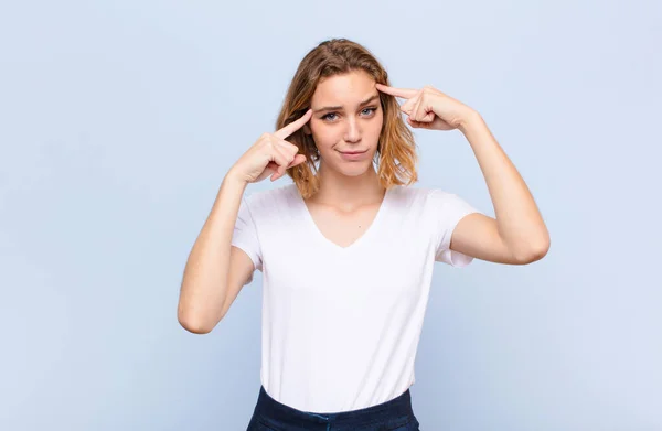 Giovane Donna Bionda Con Aspetto Serio Concentrato Brainstorming Pensando Problema — Foto Stock