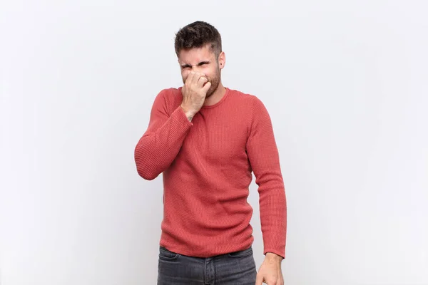 Jovem Handosme Homem Sentindo Enojado Segurando Nariz Para Evitar Cheirar — Fotografia de Stock