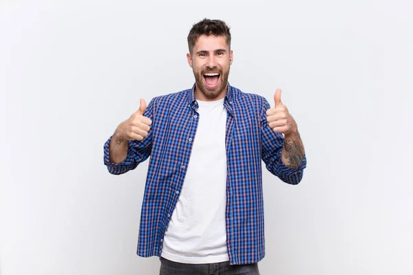 Joven Handosme Hombre Sonriendo Ampliamente Mirando Feliz Positivo Seguro Exitoso — Foto de Stock