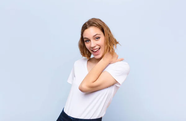 明るく自信を持って笑う若いブロンドの女性フラットカラーの壁に対してカジュアルで幸せ 優しい笑顔 — ストック写真