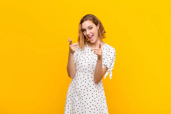 Jonge Blonde Vrouw Glimlachen Met Een Positieve Succesvolle Vrolijke Houding — Stockfoto