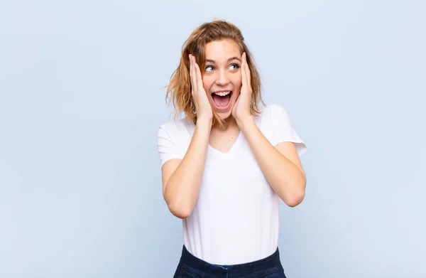 Giovane Donna Bionda Che Sente Felice Eccitata Sorpresa Guardando Lato — Foto Stock