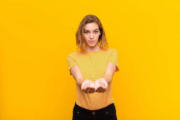 Joven Mujer Rubia Sonriendo Felizmente Con Mirada Amistosa Segura Positiva — Foto de Stock