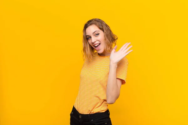 Jong Blond Vrouw Glimlachen Gelukkig Vrolijk Zwaaien Hand Verwelkomen Groeten — Stockfoto