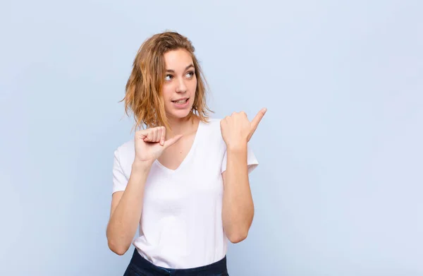 Joven Mujer Rubia Sonriendo Alegre Casualmente Señalando Copiar Espacio Lado — Foto de Stock