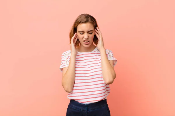 Giovane Donna Bionda Che Sembra Arrabbiata Stressata Infastidita Coprendo Entrambe — Foto Stock