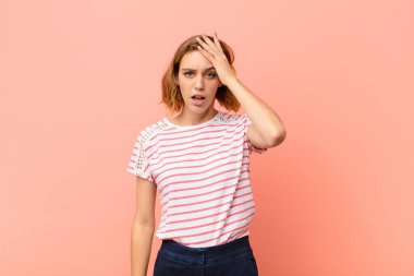 Genç sarışın kadın unutulmuş bir mühlet yüzünden panikliyor, stresli hissediyor, bir dağınıklığı örtbas etmek zorunda kalıyor ya da düz renkli duvara karşı hata yapıyor.