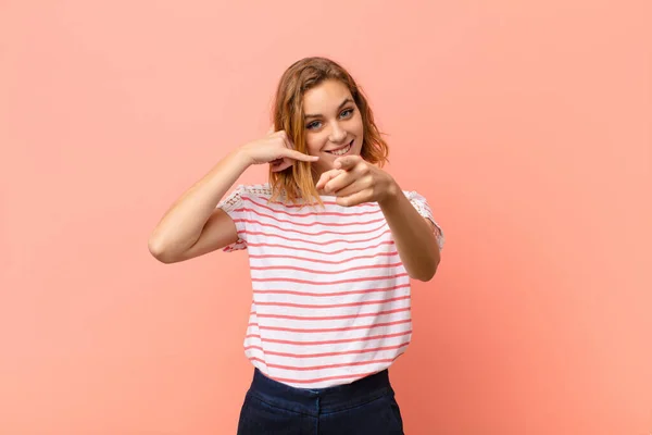 Jonge Blonde Vrouw Glimlachen Vrolijk Wijzen Naar Camera Tijdens Het — Stockfoto