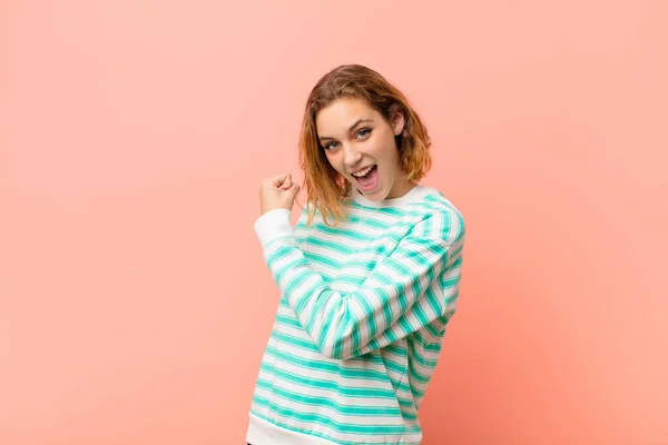 Jong Blond Vrouw Gevoel Gelukkig Positief Succesvol Gemotiveerd Wanneer Geconfronteerd — Stockfoto