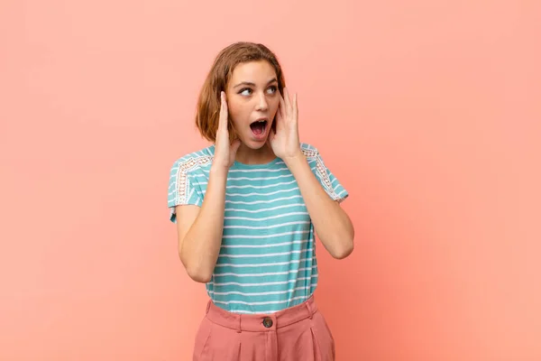 Young Blonde Woman Feeling Happy Excited Surprised Looking Side Both — 스톡 사진