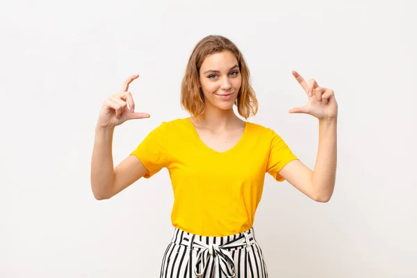 Mujer Rubia Joven Enmarcando Contorneando Propia Sonrisa Con Ambas Manos — Foto de Stock