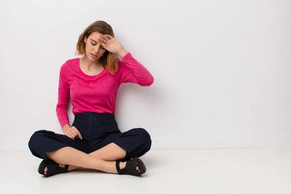 Mujer Rubia Joven Mirando Estresado Cansado Frustrado Secando Sudor Frente — Foto de Stock