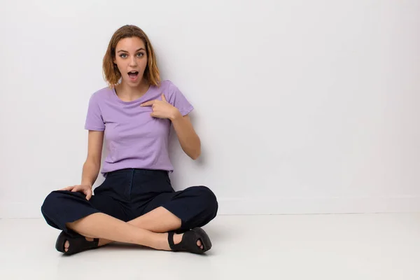 Mujer Rubia Joven Mirando Feliz Orgulloso Sorprendido Alegremente Apuntando Mismo — Foto de Stock