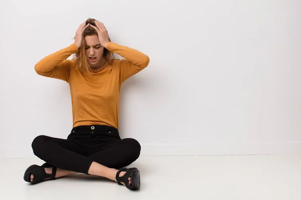Genç Sarışın Kadın Kendini Stresli Hayal Kırıklığına Uğramış Hissediyor Yumruk — Stok fotoğraf