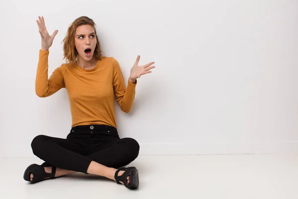 Joven Rubia Interpretando Ópera Cantando Concierto Espectáculo Sintiéndose Romántica Artística —  Fotos de Stock