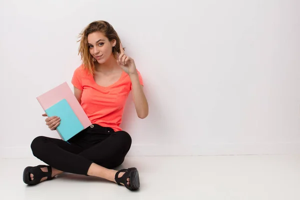 Jovem Mulher Loira Contra Parede Cor Plana Com Livros — Fotografia de Stock