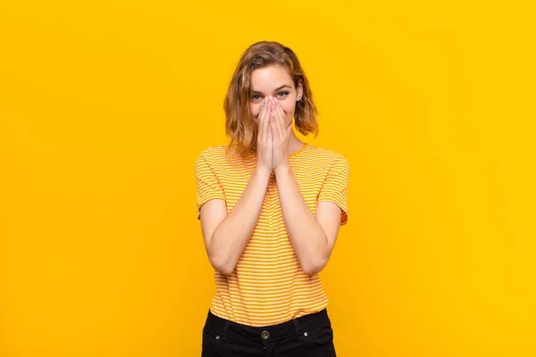 Mujer Rubia Joven Contra Pared Color Plano — Foto de Stock