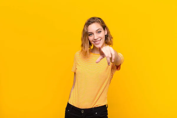 Mujer Rubia Joven Contra Pared Color Plano — Foto de Stock