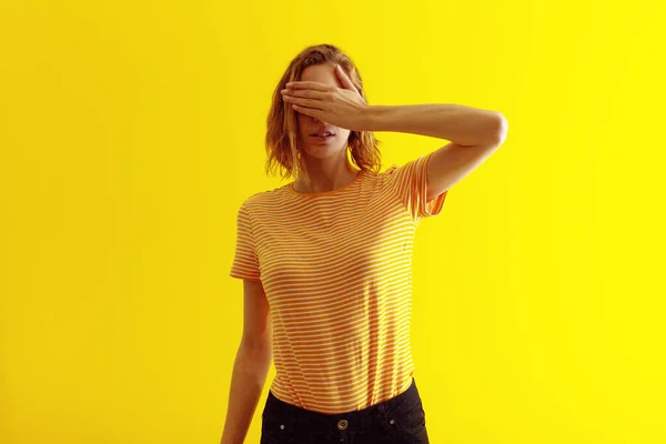 Mujer Rubia Joven Contra Pared Color Plano — Foto de Stock