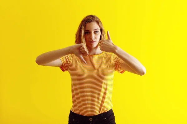 Mujer Rubia Joven Contra Pared Color Plano —  Fotos de Stock