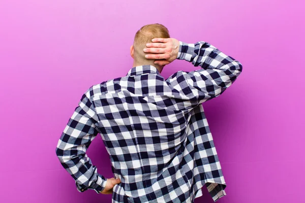 Giovane Uomo Biondo Con Camicia Quadrata Che Pensa Dubita Graffia — Foto Stock