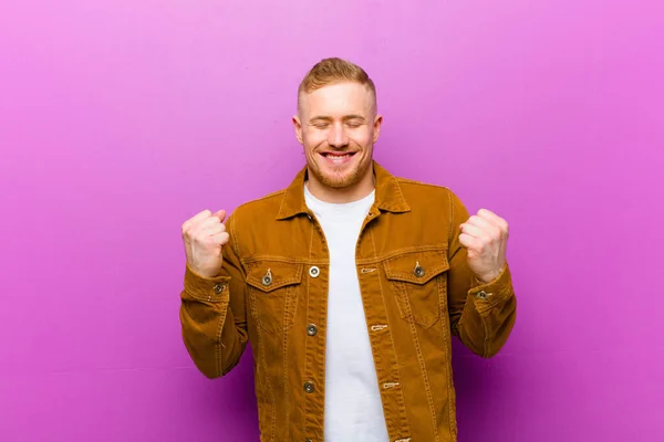 Junger Blonder Mann Der Extrem Glücklich Und Überrascht Aussieht Den — Stockfoto