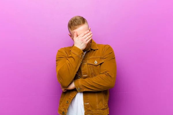 Jonge Blonde Man Kijken Gestrest Beschaamd Boos Met Een Hoofdpijn — Stockfoto