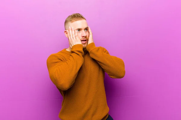 Joven Hombre Rubio Vistiendo Jersey Sintiéndose Feliz Emocionado Sorprendido Mirando —  Fotos de Stock