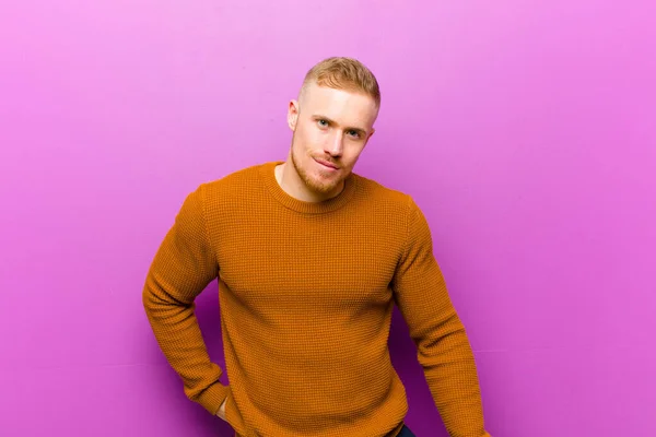 Junger Blonder Mann Einem Pullover Der Sich Ratlos Verwirrt Und — Stockfoto