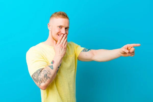 Jonge Blonde Man Draagt Geel Shirt Gevoel Gelukkig Geschokt Verrast — Stockfoto