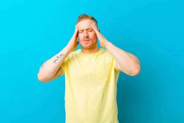 Jonge Blonde Man Draagt Geel Shirt Kijken Geconcentreerd Attent Geïnspireerd — Stockfoto