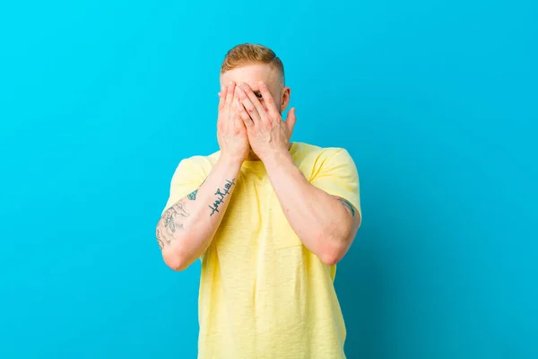 Jonge Blonde Man Draagt Geel Shirt Bedekken Gezicht Met Handen — Stockfoto