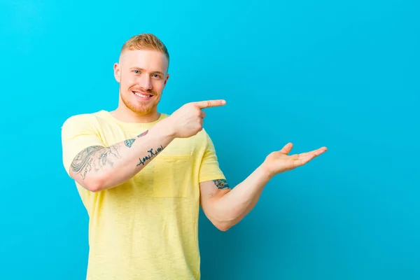 Jovem Loiro Vestindo Camiseta Amarela Sorrindo Sentindo Feliz Despreocupado Satisfeito — Fotografia de Stock