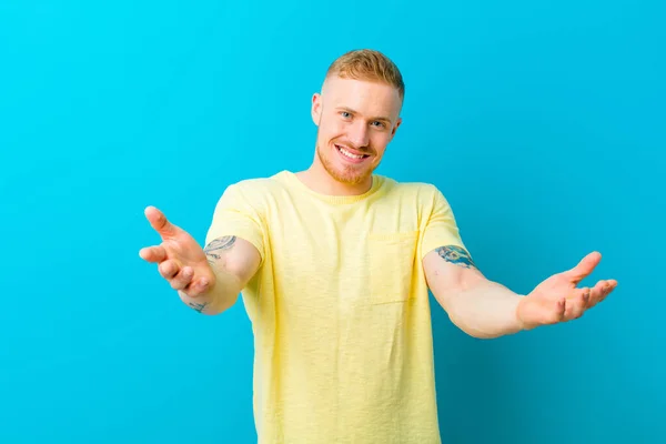 Junger Blonder Mann Gelbem Shirt Lächelt Fröhlich Und Umarmt Herzlich — Stockfoto