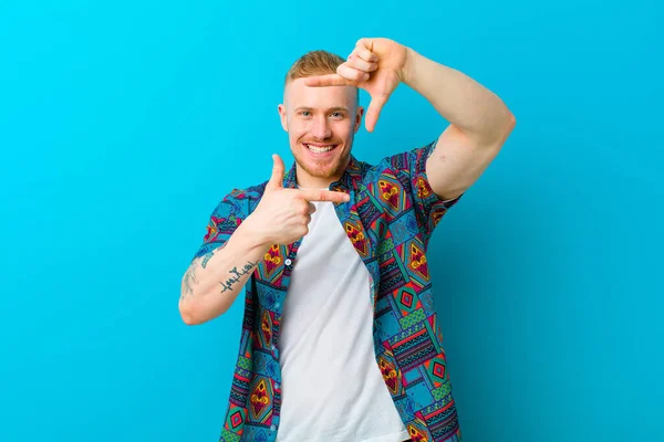 Junger Blonder Mann Der Ein Print Hemd Trägt Sich Glücklich — Stockfoto