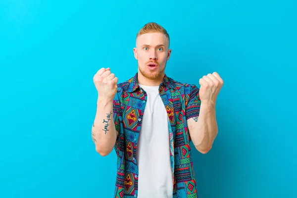 Junger Blonder Mann Einem Print Hemd Der Einen Unglaublichen Erfolg — Stockfoto