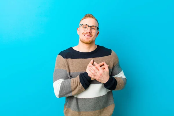 Giovane Uomo Biondo Sentendosi Romantico Felice Innamorato Sorridendo Allegramente Tenendosi — Foto Stock