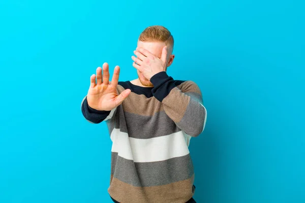 Giovane Uomo Biondo Che Copre Viso Con Mano Mette Altra — Foto Stock