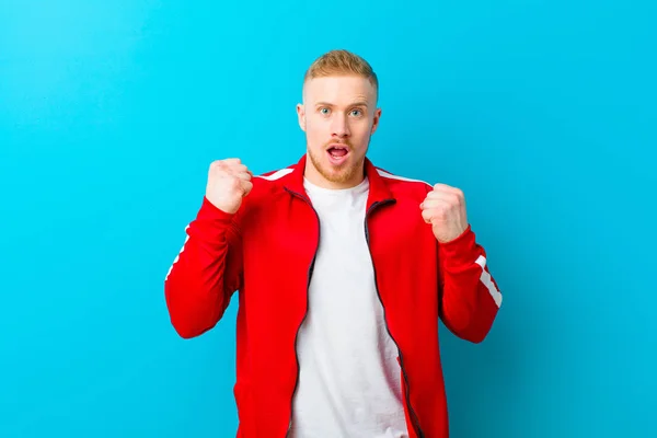 Junger Blonder Mann Sportkleidung Schreit Aggressiv Mit Wütendem Gesichtsausdruck Oder — Stockfoto