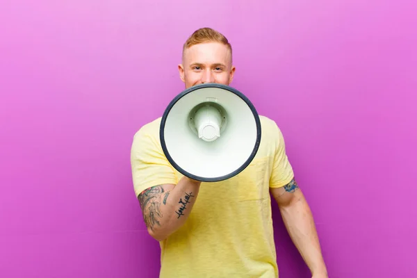 Junger Blonder Mann Mit Megafon Gelbem Shirt Vor Violettem Hintergrund — Stockfoto