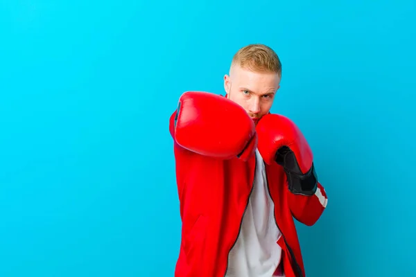 Jeune Homme Blond Portant Des Vêtements Sport Sur Fond Bleu — Photo