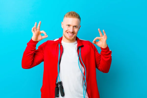 Giovane Uomo Biondo Che Indossa Abiti Sportivi Sullo Sfondo Blu — Foto Stock