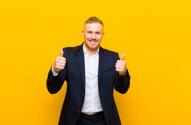 Genç sarışın iş adamı neşeli ve mutlu görünüyor, kaygısız ve pozitif hissediyor.